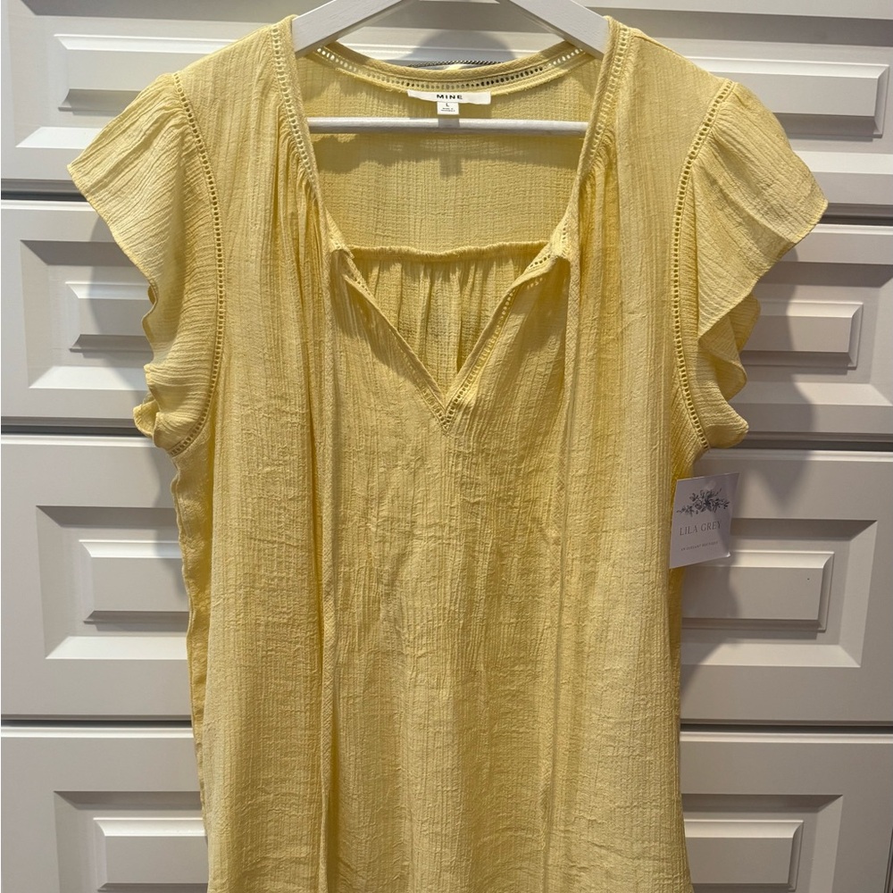 NWT Lila Gray Ladder Lace Tie Ruffle Top
Size Large
Brand Mine